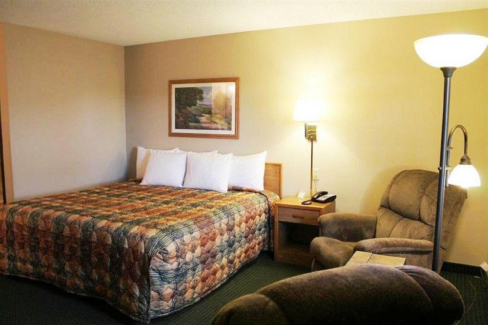 Boarders Inn & Suites By Cobblestone Hotels - Broken Bow Exterior photo